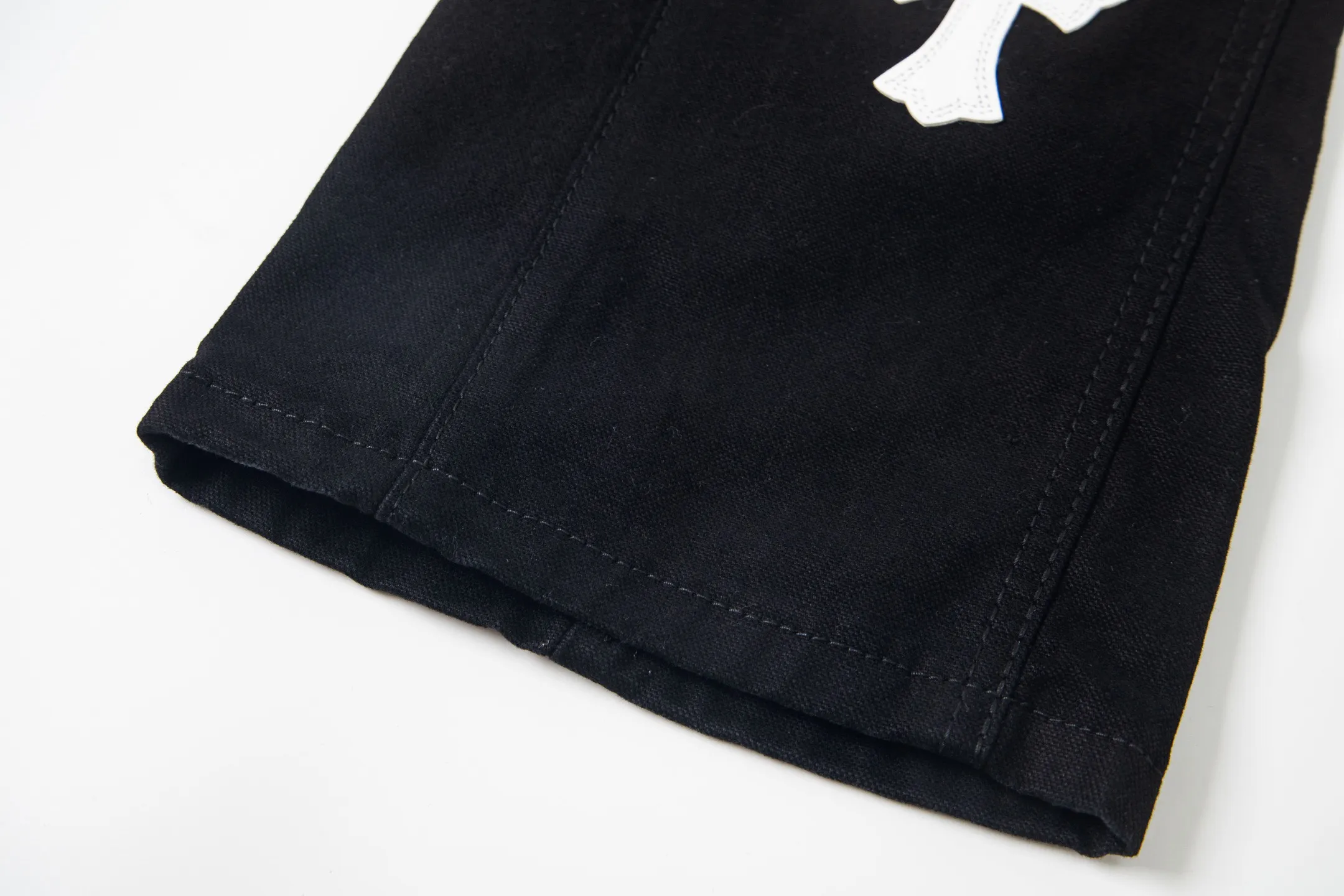 P260 Chrome Hearts co-branded Carhartt zipper leather jeans, priced at 16W+, patchwork cross pattern embellishment, high-waisted washed jeans! ! Absolutely high-end luxury products, 8W+ level god-level single products, super popular products, made with top heavy industry, a magic weapon that cannot be missed. About Kroxin This is an extremely luxurious fashion brand, which can also be called the nobles of the high street. It has always been an exclusive brand for some hipsters or the rich second generation. Compared with ordinary high streets, it is more luxurious and noble. Compared with luxury brands, it has a more fashionable personality and has always been a brand that I have a special liking for. Style number: 1772# Size: 28 30 32 34 36